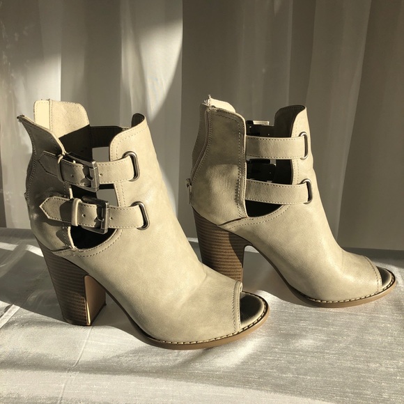 Guess light grey leather shoes with a brown heel. - Picture 2 of 10